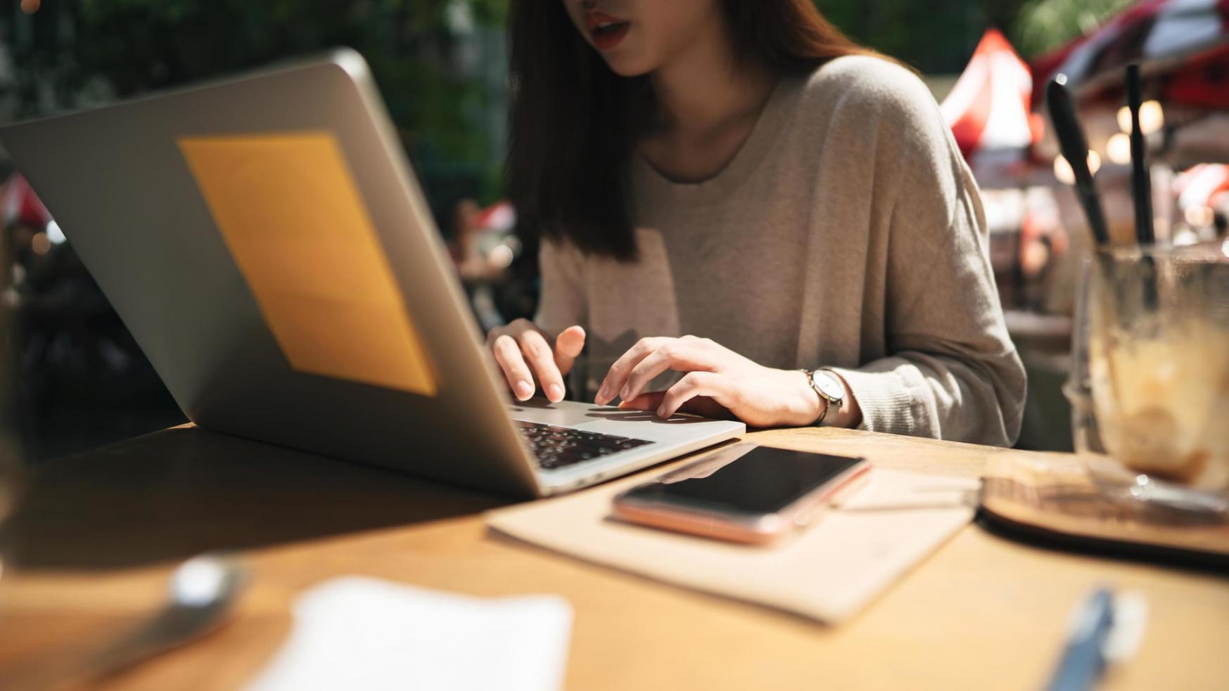Personne utilisant une tablette pour gérer son budget personnel